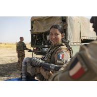 Des éléments du Service de l'énergie opérationnelle (SEO) ravitaillent un camion-citerne Scania en carburant après une livraison par air dans le secteur du Liptako, au Niger.