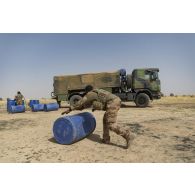 Des éléments du Service de l'énergie opérationnelle (SEO) ravitaillent un camion-citerne Scania en carburant après une livraison par air dans le secteur du Liptako, au Niger.