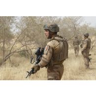 Un soldat du peloton de reconnaissance et d'intervention (PRI) appui le ratissage d'une forêt avec sa mitrailleuse FN Minimi dans le secteur du Liptako, au Niger.