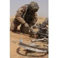 Un sapeur du 13e régiment du génie (RG) sonde une épave de moto abandonnée dans le secteur du Liptako, au Niger.