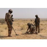 Des sapeurs du 13e régiment du génie (RG) sondent le sol dans le secteur du Liptako, au Niger.