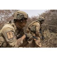 Des soldats du peloton de reconnaissance et d'intervention (PRI) ratissent le secteur du Liptako, au Niger.