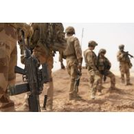 Des soldats du peloton de reconnaissance et d'intervention (PRI) ratissent le secteur du Liptako, au Niger.
