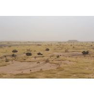 Des véhicules de l'avant blindés (VAB) du peloton de reconnaissance et d'intervention (PRI) accompagnent des pick-ups nigériens pour le ratissage du secteur du Liptako, au Niger.