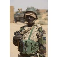 Portrait d'un soldat nigérien de la 3e compagnie de sécurité et d'intervention (CSI) à Kinabay, au Niger.