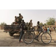 Des soldats nigériens de la 3e compagnie de sécurité et d'intervention (CSI) patrouillent à bord de leur pick-up dans le village de Kinabay, au Niger.