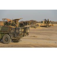 Des soldats nigériens de la 112e compagnie de sécurité et d'intervention (CSI) sécurisent la route d'un convoi à bord de leur pick-up dans le secteur du Liptako, au Niger.