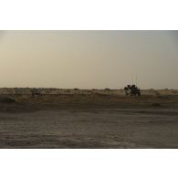 Un véhicule blindé léger (VBL) suivi d'un pick-up nigérien de la 112e compagnie de sécurité et d'intervention (CSI) progesse en convoi dans le secteur du Liptako, au Niger.
