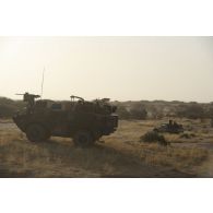 Un véhicule de l'avant blindé (VAB) et un pick-up nigérien de la 112e compagnie de sécurité et d'intervention (CSI) sécurisent le secteur du Liptako, au Niger.