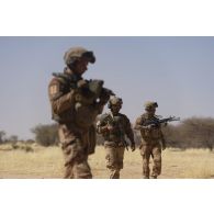 Des soldats de la section d'appui à l'engagement débarqué (SAED) patrouillent dans le secteur du Liptako, au Niger.