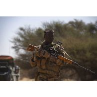 Un tireur d'élite nigérien de la 112e compagnie de sécurité et d'intervention (CSI) sécurise le périmètre avec son fusil de précision SVD Dragunov dans le secteur du Liptako, au Niger.
