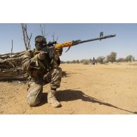 Un tireur d'élite nigérien de la 112e compagnie de sécurité et d'intervention (CSI) sécurise le périmètre avec son fusil de précision SVD Dragunov dans le secteur du Liptako, au Niger.