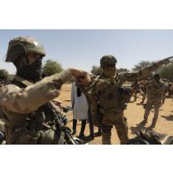 Des soldats de la section d'aide à l'engagement débarqué (SAED) contrôlent des nomades dans le secteur du Liptako, au Niger.