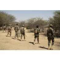 Des soldats de la section d'aide à l'engagement débarqué (SAED) accompagnent les soldats nigériens de la 112e compagnie de sécurité et d'intervention (CSI) dans le ratissage du secteur du Liptako, au Niger.