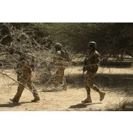 Des soldats de la section d'aide à l'engagement débarqué (SAED) accompagnent les soldats nigériens de la 112e compagnie de sécurité et d'intervention (CSI) dans le ratissage du secteur du Liptako, au Niger.