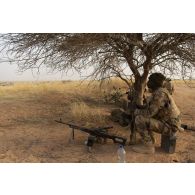 Un soldat nigérien sécurise le périmètre avec son fusil mitrailleur PKM dans le secteur du Liptako, au Niger.