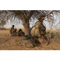 Un soldat de la section d'aide à l'engagement débarqué (SAED) et des soldats nigériens tiennent une position dans le secteur du Liptako, au Niger.