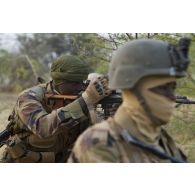 Un tireur d'élite nigérien sécuise le périmètre du village d'Inzouet au moyen de son fusil de précision SVD Dragunov dans le secteur du Liptako, au Niger.