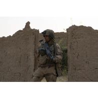 Un soldat de la section d'aide à l'engagement débarqué (SAED) patrouille dans le village d'Inzouet dans le secteur du Liptako, au Niger.