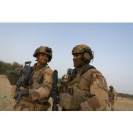 Des soldats de la section d'aide à l'engagement débarqué (SAED) patrouillent autour du village d'Inzouet dans le secteur du Liptako, au Niger.