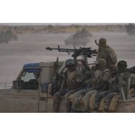 Des soldats nigériens progressent à bord de leur pick-up sur la piste de Ouallam dans le secteur du Liptako, au Niger.