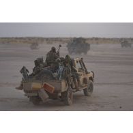 Des soldats nigériens progressent à bord de leur pick-up sur la piste de Ouallam dans le secteur du Liptako, au Niger.