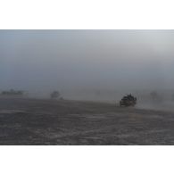 Des soldats nigériens progressent sur la piste de Ouallam à bord de leur pick-up dans le secteur du Liptako, au Niger.