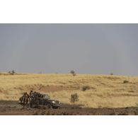 Des soldats nigériens progressent à bord de leur pick-up sur la piste de Ouallam dans le secteur du Liptako, au Niger.