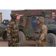 Le colonel Nicolas Oldra du 501e régiment de chars de combat (RCC) discute avec son homologue malien sur la base de Ouallam dans le secteur du Liptako, au Niger.