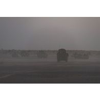 Des véhicules de l'avant blindés (VAB) progressent en convoi près de la base de Ouallam dans le secteur du Liptako, au Niger.