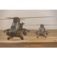 Atterrisage de deux hélicoptères Tigre EC-665 sur la zone de poser de Gossi, au Mali.