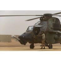 Un hélicoptère Tigre EC-665 HAD stationne en attente d'avitaillement sur la zone de poser de Gossi, au Mali.