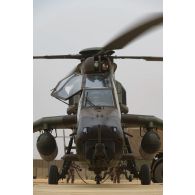 Un hélicoptère Tigre EC-665 HAD stationne en attente d'avitaillement sur la zone de poser de Gossi, au Mali.