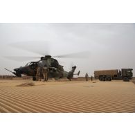 Avitaillement d'un hélicoptère Tigre EC-665 HAD en carburant par un camion-citerne du Service de l'énergie opérationnelle (SEO) sur la zone de poser de Gossi, au Mali.
