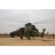 Avitaillement d'un hélicoptère Tigre EC-665 HAD en carburant par le Service de l'énergie opérationnelle (SEO) sur la zone de poser de Gossi, au Mali.