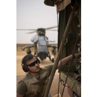 Un opérateur du Service de l'énergie opérationnelle (SEO) avitaille un hélicoptère Tigre EC-665 HAD en carburant sur la zone de poser de Gossi, au Mali.
