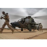 Avitaillement d'un hélicoptère Tigre EC-665 HAP en carburant par le Service de l'énergie opérationnelle (SEO) sur la zone de poser de Gossi, au Mali.