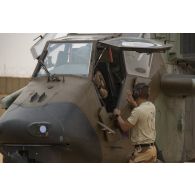 Un opérateur du Service de l'énergie opérationnelle (SEO) avitaille un hélicoptère Tigre EC-665 HAP en carburant sur la zone de poser de Gossi, au Mali.