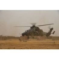 Décollage d'un hélicoptère Tigre EC-665 HAD depuis la zone de poser de Gossi, au Mali.
