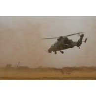 Décollage d'un hélicoptère Tigre EC-665 HAD depuis la zone de poser de Gossi, au Mali.