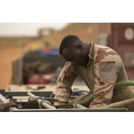 Un opérateur du Service de l'énergie opérationnelle (SEO) manipule la motopompe d'un réservoir souple à carburant sur la base de Gossi, au Mali.