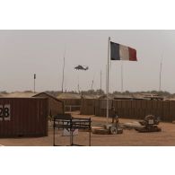 Un hélicoptère Tigre EC-665 survole la place d'armes de la base de Gossi, au Mali.