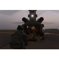 Des soldats embarquent à bord d'un hélicoptère britannique Chinook CH-47 de la Royal Air Force à Gao, au Mali.