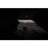 Vue de l'aéroport depuis la soute d'un hélicoptère britannique Chinook CH-47 de la Royal Air Force à Gao, au Mali.