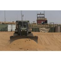 Un bulldozer lourd D6N XL nivelle le sol de la base de Gossi, au Mali.