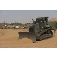 Un bulldozer lourd D6N XL nivelle le sol de la base de Gossi, au Mali.