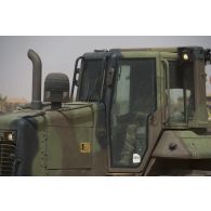 Un bulldozer lourd D6N XL nivelle le sol de la base de Gossi, au Mali.