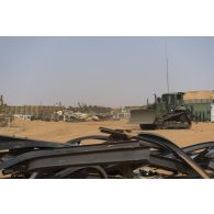 Un bulldozer lourd D6N XL nivelle le sol de la base de Gossi, au Mali.