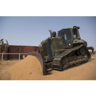 Un bulldozer lourd D6N XL nivelle le sol de la base de Gossi, au Mali.
