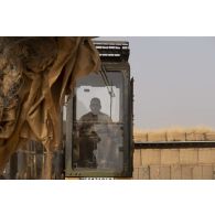 Un soldat pilote une pelle hydraulique modèle 317 sur la base de Gossi, au Mali.